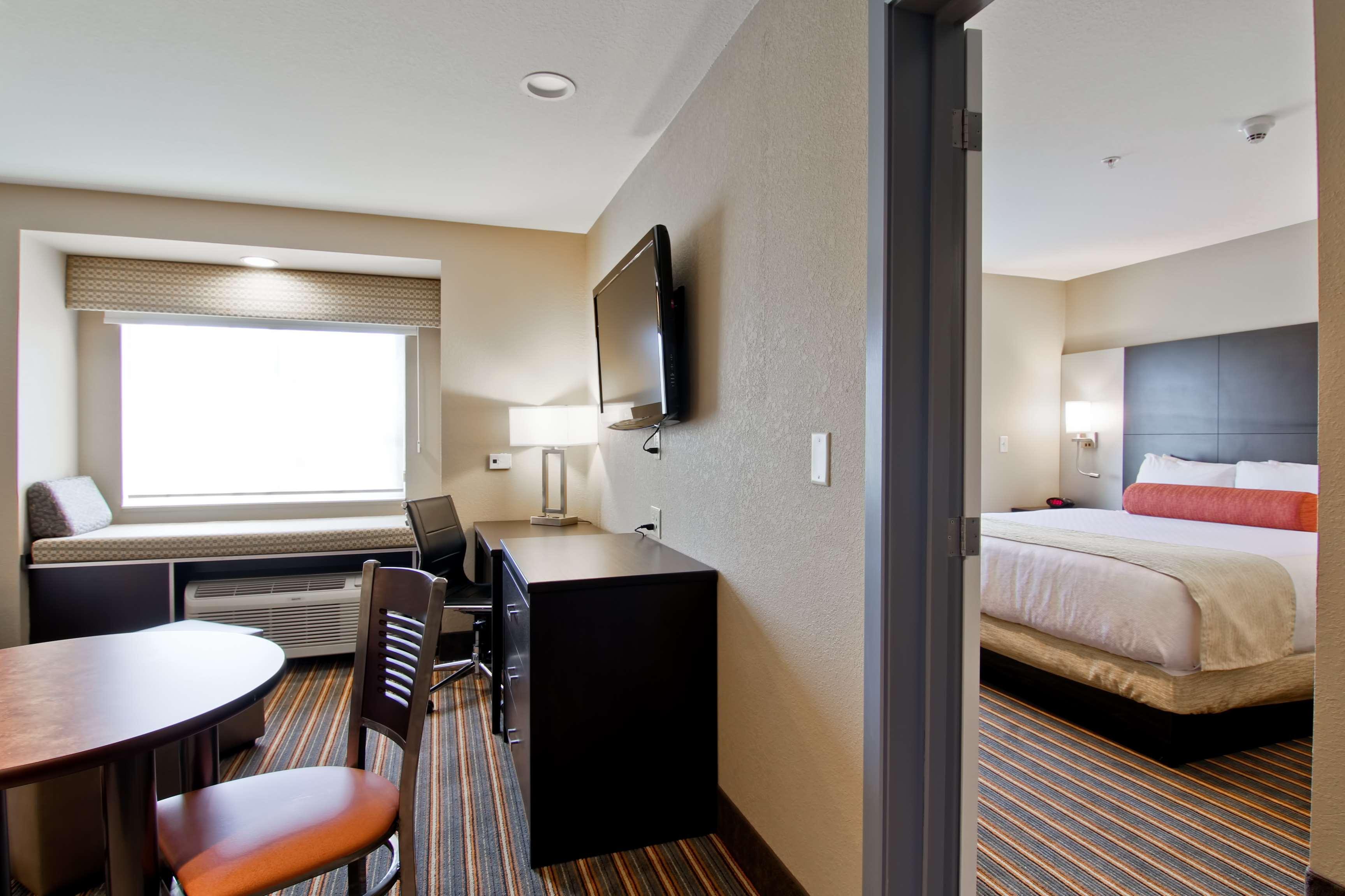 Best Western Plus Woodstock Inn & Suites Экстерьер фото