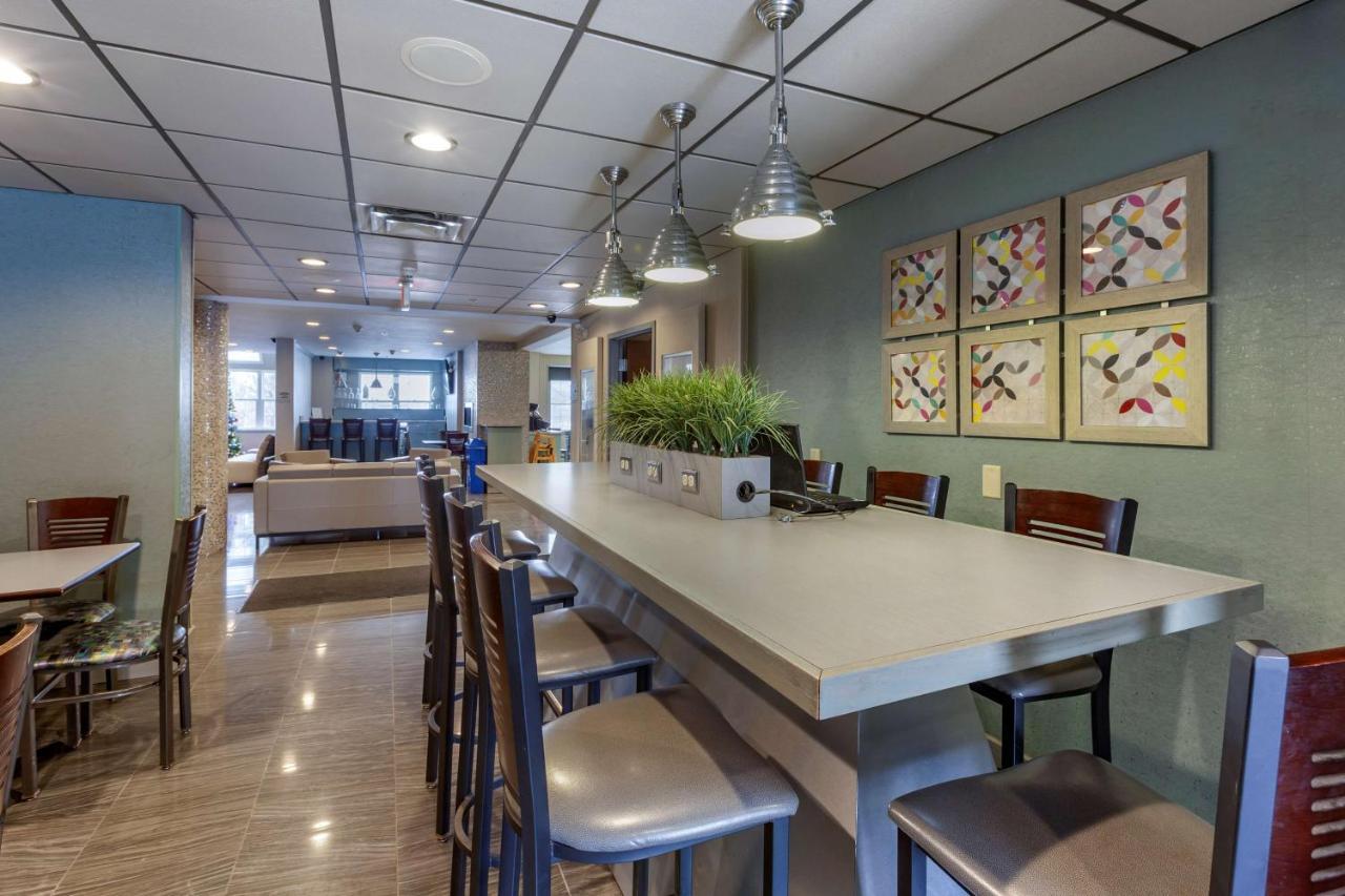 Best Western Plus Woodstock Inn & Suites Экстерьер фото