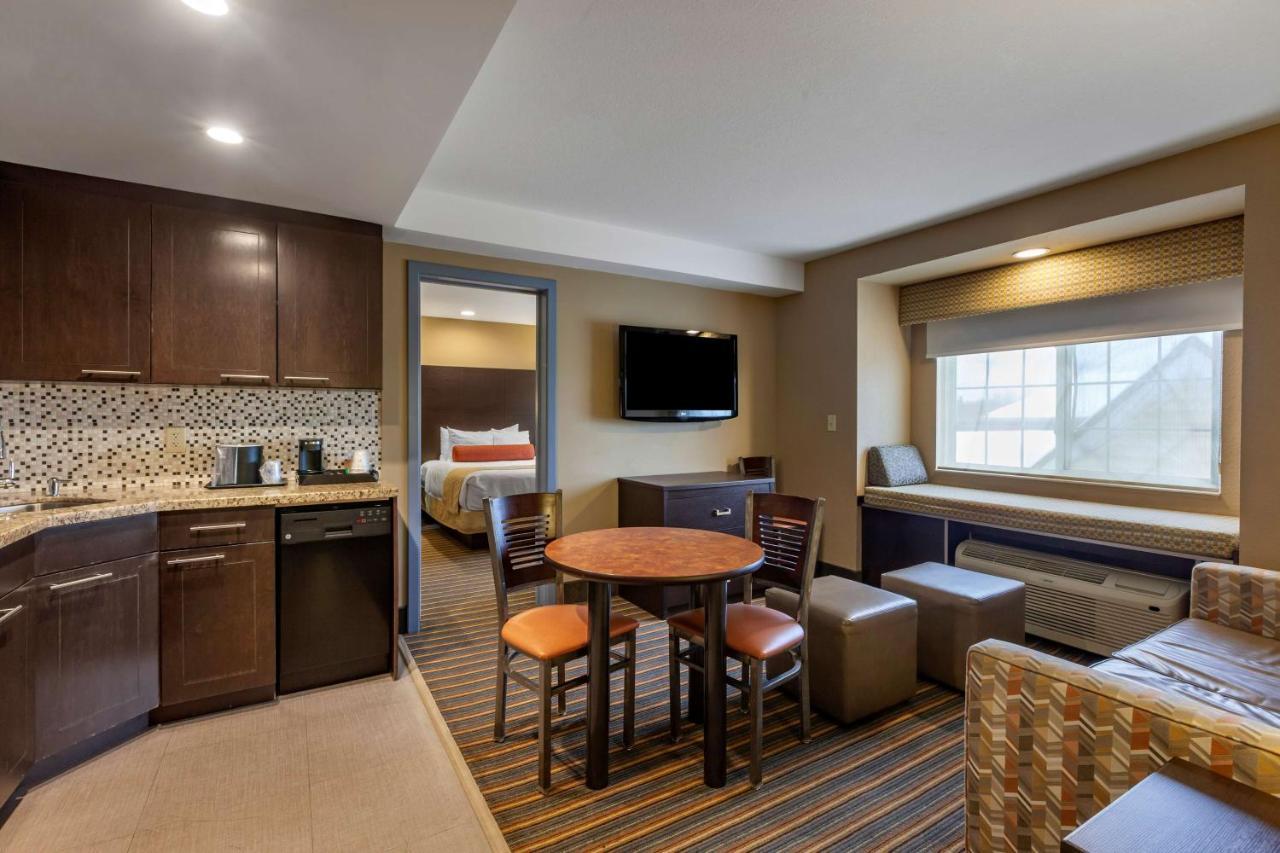 Best Western Plus Woodstock Inn & Suites Экстерьер фото