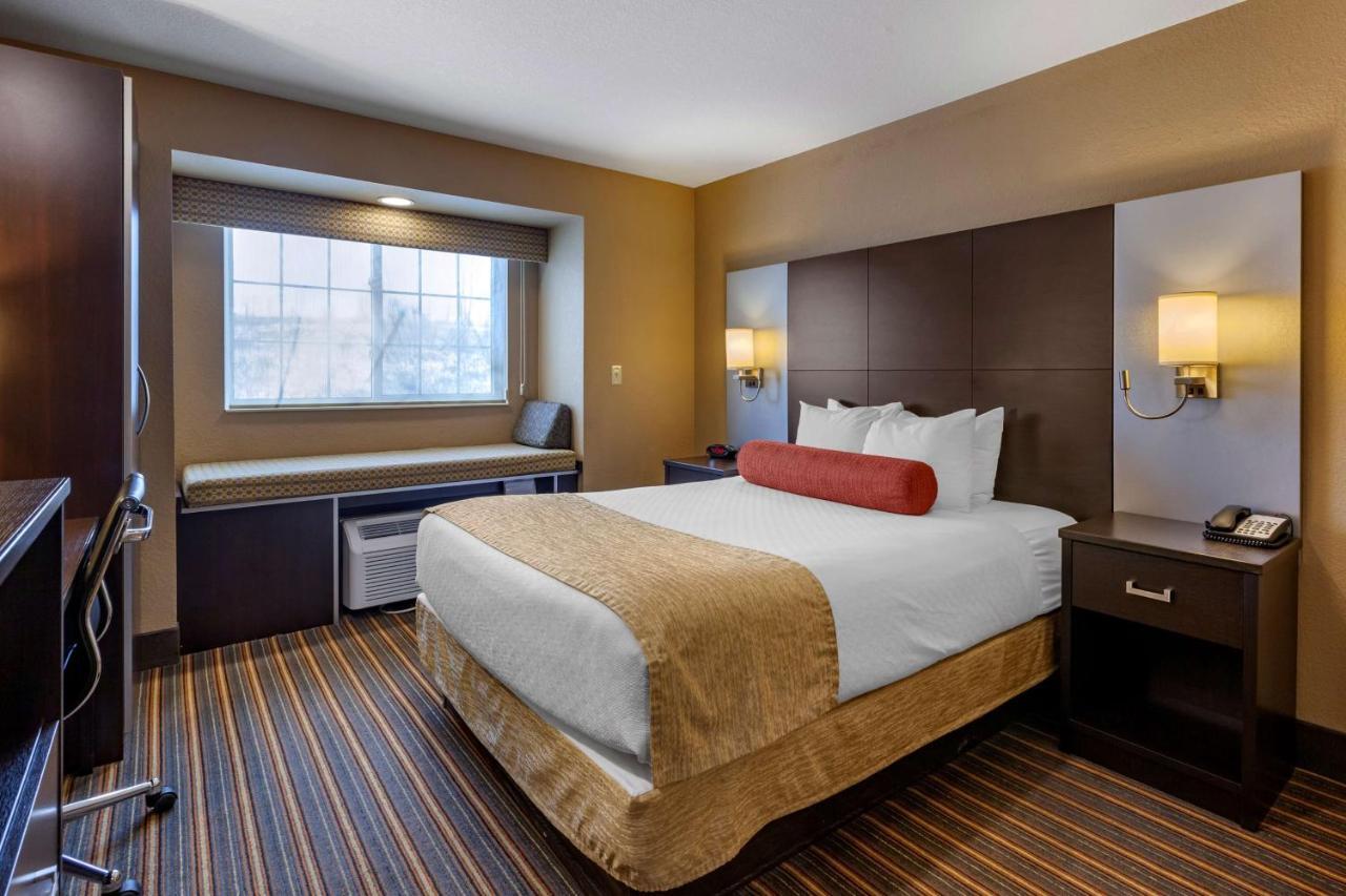 Best Western Plus Woodstock Inn & Suites Экстерьер фото